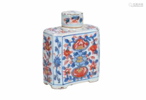 An Imari porcelain tea caddy with floral decor. Unmarked. China, Qianlong. H. 12 cm.