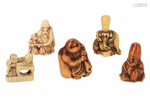 Lot of five netsuke, 1) Ivory sitting Jurojin. H. 5 cm. 2) Ivory karako with table and peach on