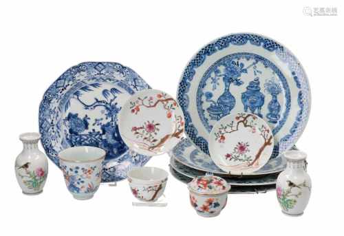 Diverse lot porcelain items, including two pairs of blue and white dishes, a blue and white dish,