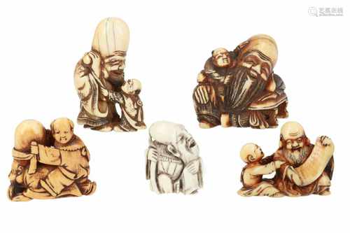 Lot of five netsuke, 1) Ivory Fukurokuju with scroll and karako. Signed. L. 3,5 cm. 2) Ivory