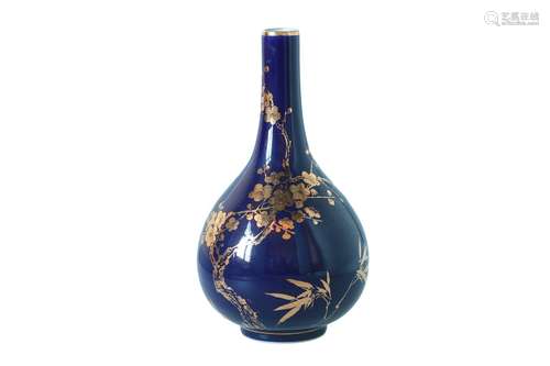 A blue and gilded porcelain longneck vase, decorated with flowers. Marked with seal mark Jingdezhen.