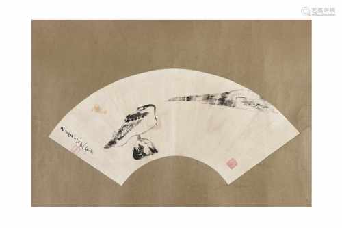 A fan shaped scroll, depicting ducks and characters. Marked with seal marks. Dim. 23 x 51,5 cm.
