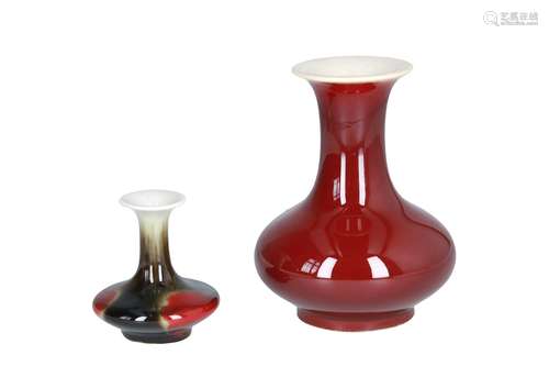 Lot of two vases, 1) sang de boeuf. Marked. 2) flambé glazed. Both China, 20th century. H. 9 - 16,