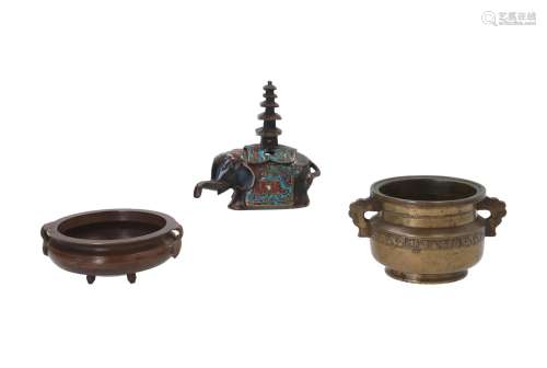 Lot of diverse items, including a 1) bronze censer with two handles. Marked Xuande. Weight ca. 380