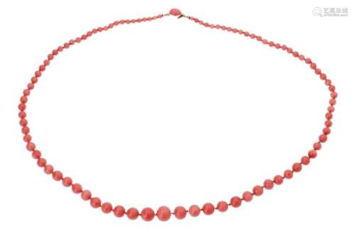 Single strand red coral necklace with 18-kt gold clasp set with coral. Diam. ca. 3,6 - 12,1 mm. Tot.