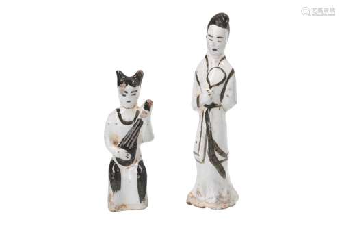 Lot of two earthenware Cizhou sculptures, depicting a standing lady and a lady making music.
