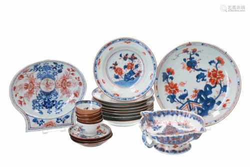 A diverse lot of Imari porcelain, incl. dish, pattipan, small deep dish, set of seven small deep