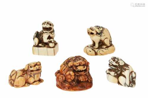 Lot of five netsuke, 1) Ivory shishi on base. H. 3 cm. 2) Ivory reclining shishi. L. 4 cm. 3)