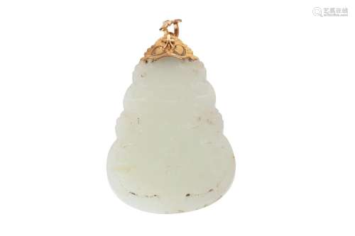 A celadon jade pendant with golden mounting. China, 18/19th century. H. 8,5 cm.