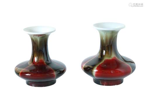 A pair of flambé glazed porcelain vases. Marked with seal mark Jingdezhen. China, 20th century. H.