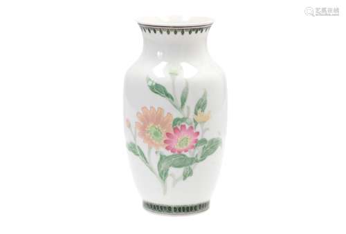 A polychrome Li Ling porcelain vase, decorated with flowers. Marked. China, 20th century. H. 20,5