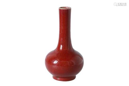 A red glazed porcelain longneck vase. Unmarked. China, 19th century. H. 20,5 cm.