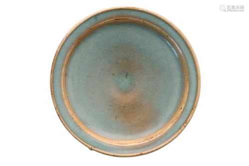 A Yun-ware stoneware dish on ring. China, Yuan, ca. 1300. H. 3,5 cm. Diam. 16 cm.