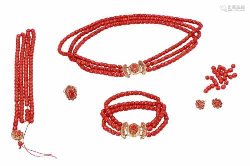 A lot of 14-kt gold and red coral jewellery, incl. a 3-strand necklace, 3-strand bracelet, single