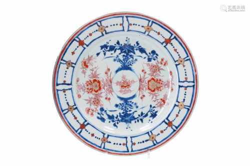 An Imari porcelain charger, decorated with flowers. Marked. China, Qianlong. Diam. 35 cm.