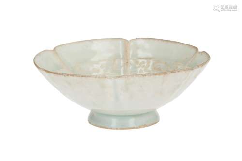A green glazed porcelain bowl with lobed rim, decorated with flowers. Unmarked. China, 17th/18th