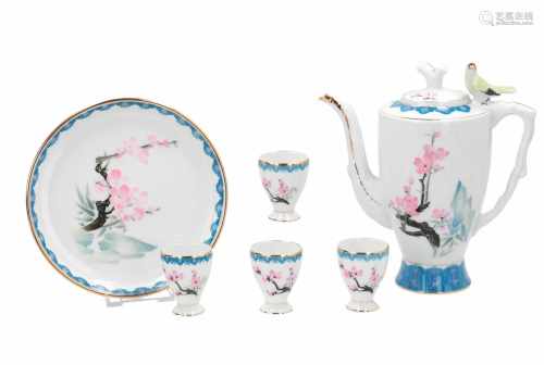 A six-piece polychrome porcelain wine set, incl. a tray, four cups and a wine jug. Marked with 4-