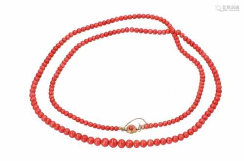 A single strand red coral necklace with 14-kt golden clap, set with red coral. Diam. ca. 5,2 - 9,7