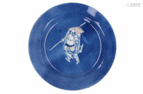 A powder blue and white dish, decorated with a monk. Marked with flower. China, Kangxi. Diam. 26,5
