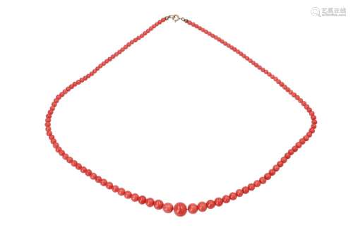 Single strand red coral necklace with metal clasp. Diam. ca. 4,4 - 12,8 mm. Tot. weight ca. 35,3 g.