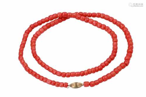 A single strand red coral necklace with 14-kt gold clasp. Diam. ca. 6,6 - 8,3 mm. Tot. weight ca. 73