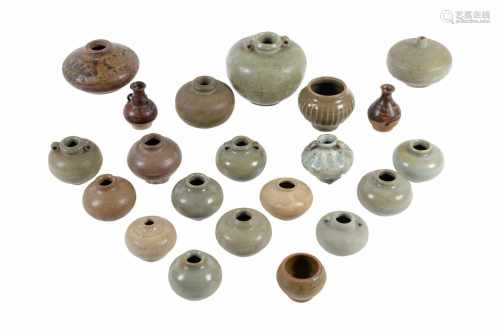 Lot of ca. 21 Sawang Golok ceramic items, mainly including jars and vases. Thailand, 15th/16th
