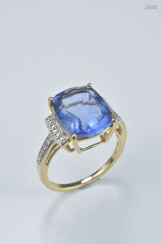 10ct gold ring with topaz stone. Size N