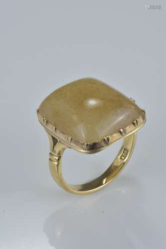 9ct gold ring mounted with agate stone. Size L