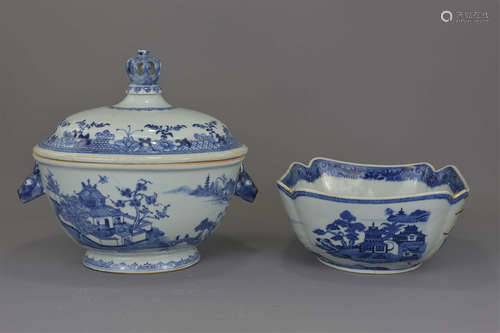 A Chinese 18th century blue and white porcelain tu