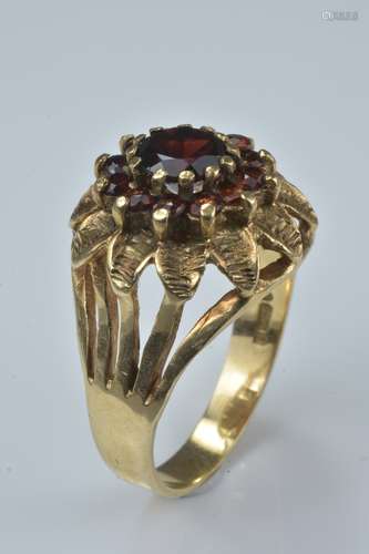 9ct gold ring with garnet stone. Size O