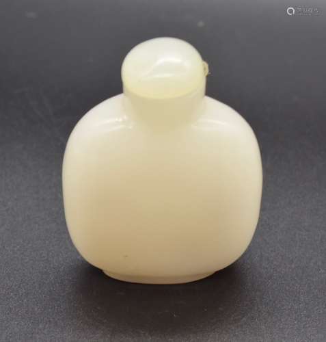 An elegant Chinese white jade snuff bottle.
