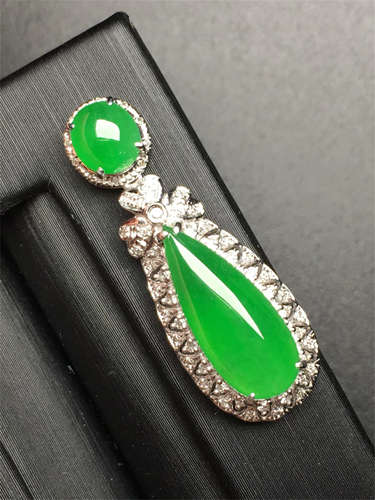 18K GOLD DIAMOND NATURAL JADEITE PENDANT