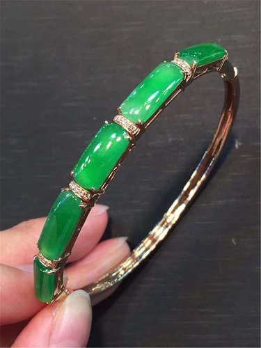 18K GOLD NATURAL JADEITE BANGLE