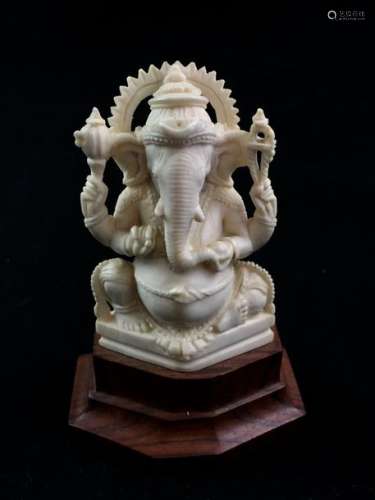 Petit sujet en ivoire représentant le dieu éléphan...;
