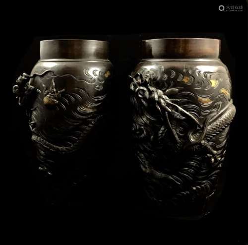 JAPON Une paire de vase en bronze à rehaut doré, à...;
