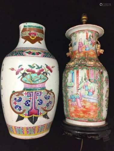 Lot de deux vases en porcelaine de la famille rose...;