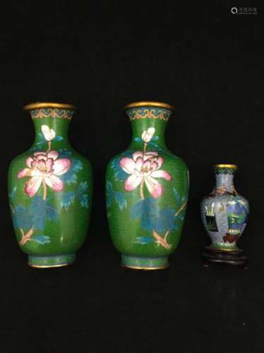 Lot de trois vases balustre en émaux cloisonnés su...;