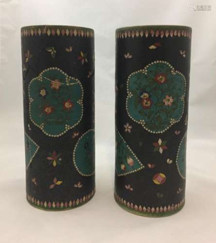 Deux vases de forme rouleau en faïence à décors cl...;