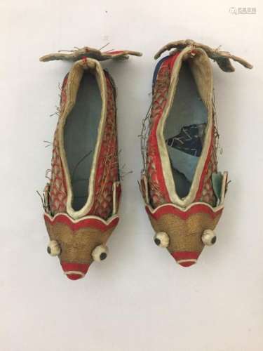 Une paire de souliers d'enfant à motif de poissons...;