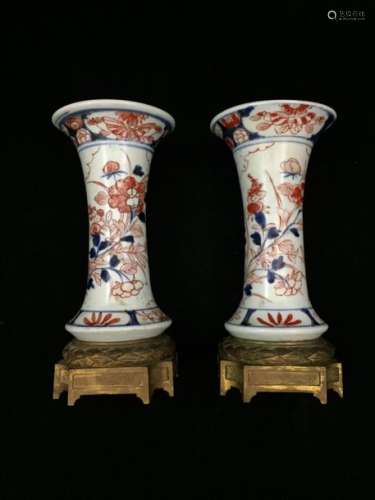 Paire de vases cornet en porcelaine de Imari. Déco...;