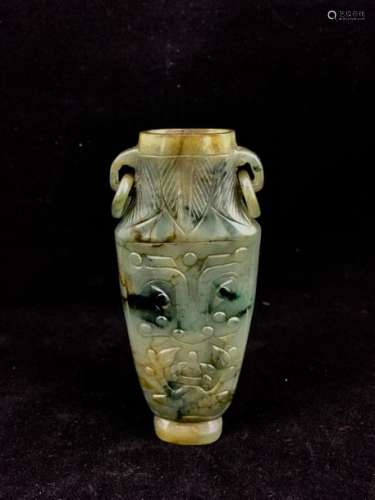 Chine. Un petit vase en jade à décor archaisant. F...;