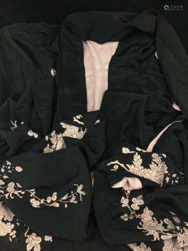Un kimono en crèpe de soie noire motif floral de c...;