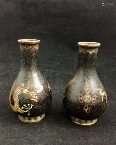 Une paire de vases piriformes en émaux cloisonnés ...;