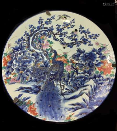 JAPON (?) Grand plat en porcelaine à décor polychr...;