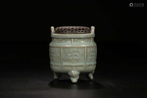 14-16TH CENTURY, A FLORAL PATTERN PORCELAIN CENSER, MING DYNASTY