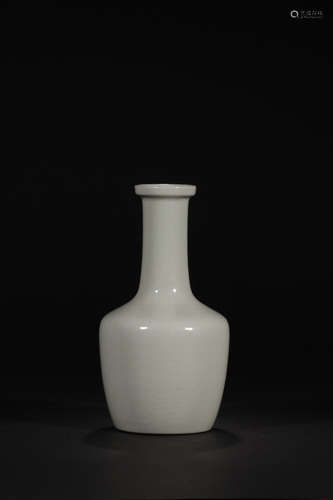 14-16TH CENTURY, A LONG NECK PORCELAIN BOTTLE, MING DYNASTY