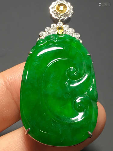 A RUYI DESIGN ZHENGYANG GREEN ICE JADEITE PENDANT