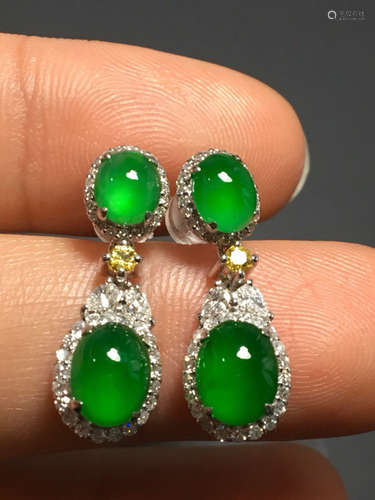 A PAIR OF EGG DESIGN ZHENGYANG GREEN ICE JADEITE EARRING