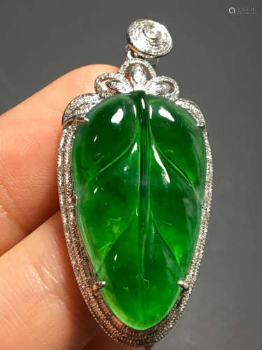 A LEAF DESIGN ZHENGYANG GREEN ICE JADEITE PENDANT