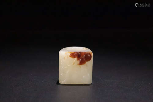 17-19TH CENTURY, A PEACH PATTERN HETIAN JADE THUMB RING, QING DYNASTY